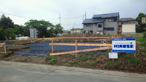 基礎工事（根ぎり・砕石） 